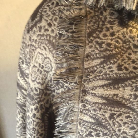 Chico’s Lacey jacquard wrap scarf gray one size fringe edge NWT - Picture 4 of 12